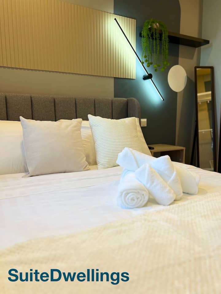 يأتي الجناح مع سرير بحجم كوين وبياضات سرير قطنية من الدرجة الفندقية.