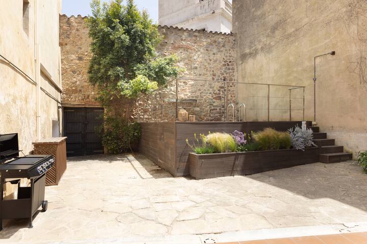 Stay in a 14th-Century House with Pool in Tossa gallery image 4