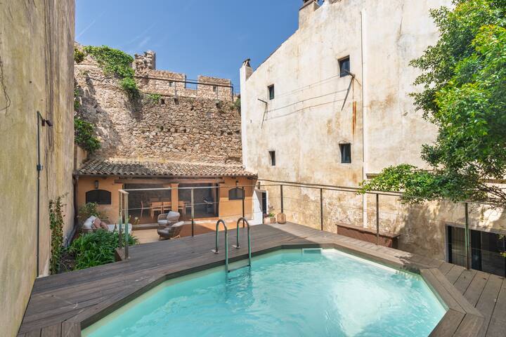 Stay in a 14th-Century House with Pool in Tossa gallery image 3