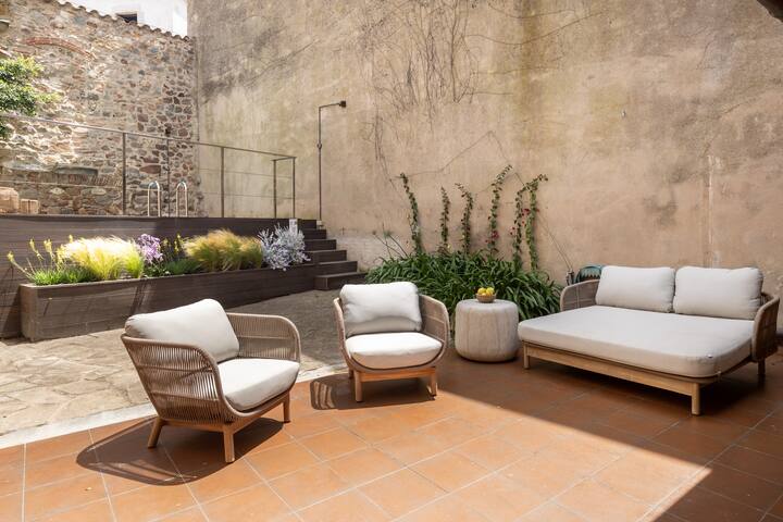 Stay in a 14th-Century House with Pool in Tossa gallery image 5