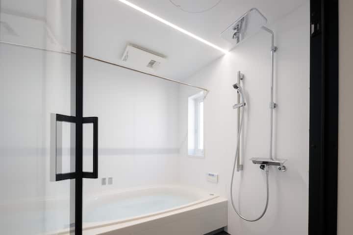 シャワーヘッドが二つあります。
湯船もございますのでゆっくり過ごすことができます。