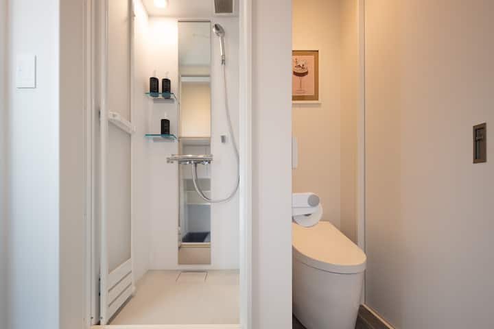 シャワールームも完備しております。
すぐ隣にはトイレもございます。