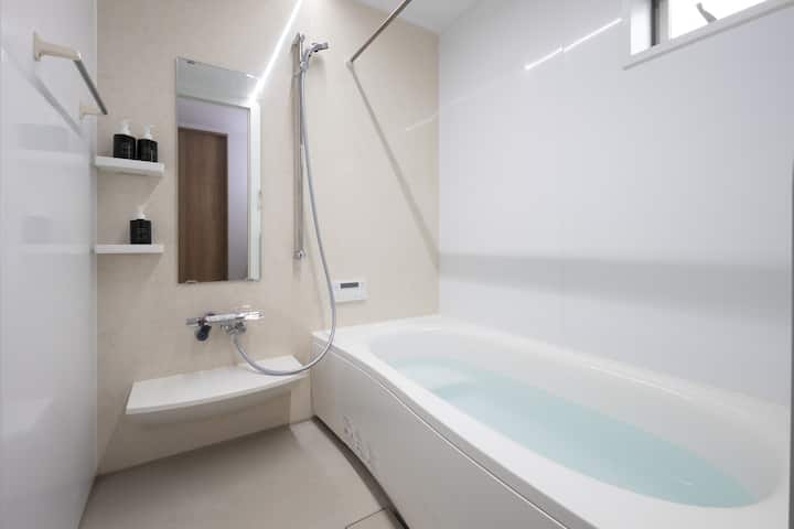 白を基調とした明るいバスルームです。
湯船に浸かってゆくりできます。