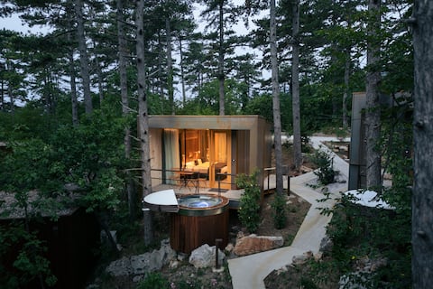 Glamping hut comfort + hot tub
