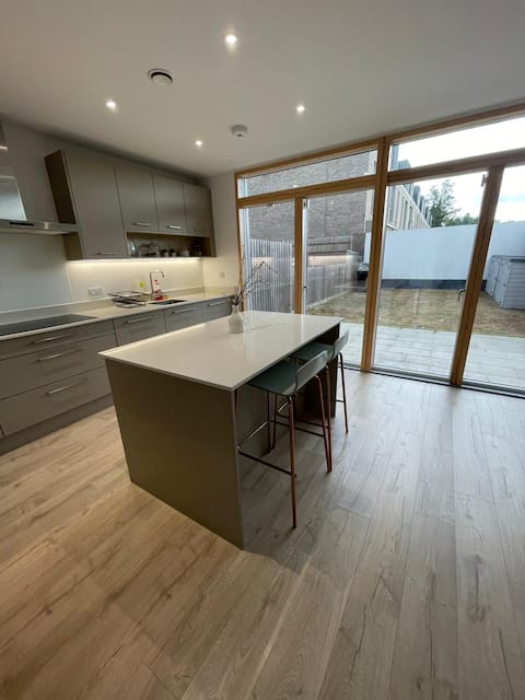 Modern & Spacious 4-Bedroom Home | Free Parking