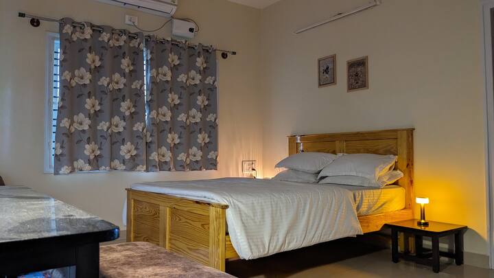 Пространа и спокојна, оваа главна спална соба вклучува брачен кревет (широк 150-179 см), чиста постелнина, клима уред и бања. Големите прозорци нудат природна светлина, додека завесите за затемнување обезбедуваат мирен сон. Вклучува гардероба и амбиентално осветлување покрај креветот.