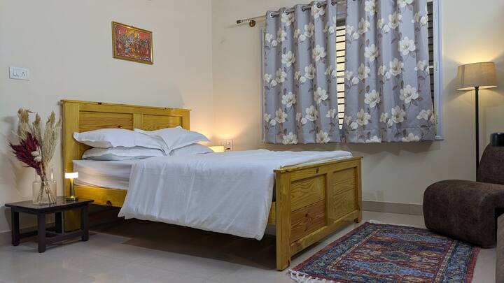 Удобно место за одмор - удобен простор со удобен брачен кревет (широк 150-179 см), приватна бања, клима уред и меко осветлување. Идеална за парови или самостојни патници, оваа соба вклучува чиста постелнина, основно складирање и минималистичко чувство за мирен престој.