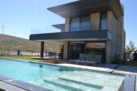 Luxury Seafront with Pool