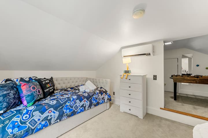 Pullout trundle (2 twin beds)