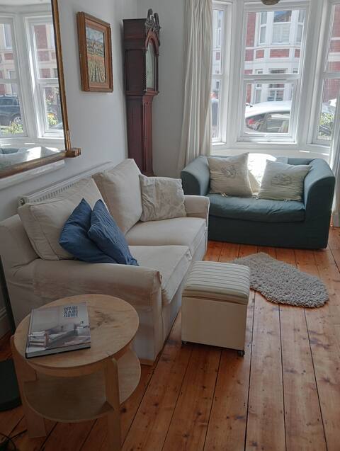 Popular Airbnb listing: Pretty & cosy terraced home near city centre in City Of Bristol