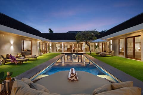 WOW! Seminyak 8 Bed/10 Bath Villa/Best Location!