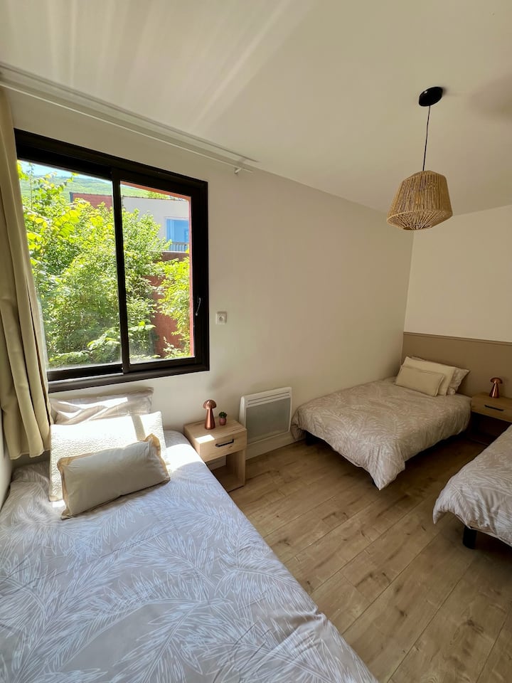 غرفة نوم 2 تتكون من 3 أسرّة مفردة.