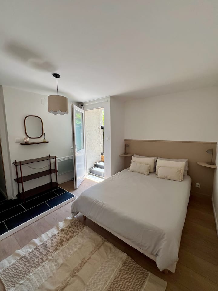 تتكون غرفة النوم 3 من سرير مزدوج، مع إمكانية الوصول إلى تراس خاص صغير.  