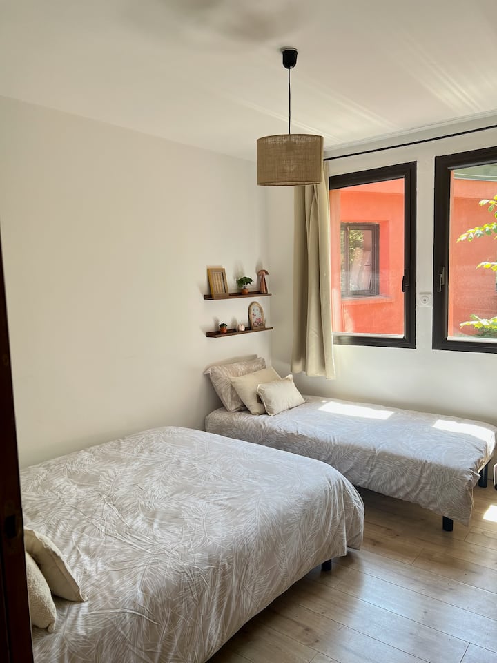 تتكون غرفة النوم 1 من سرير مزدوج وسرير واحد.