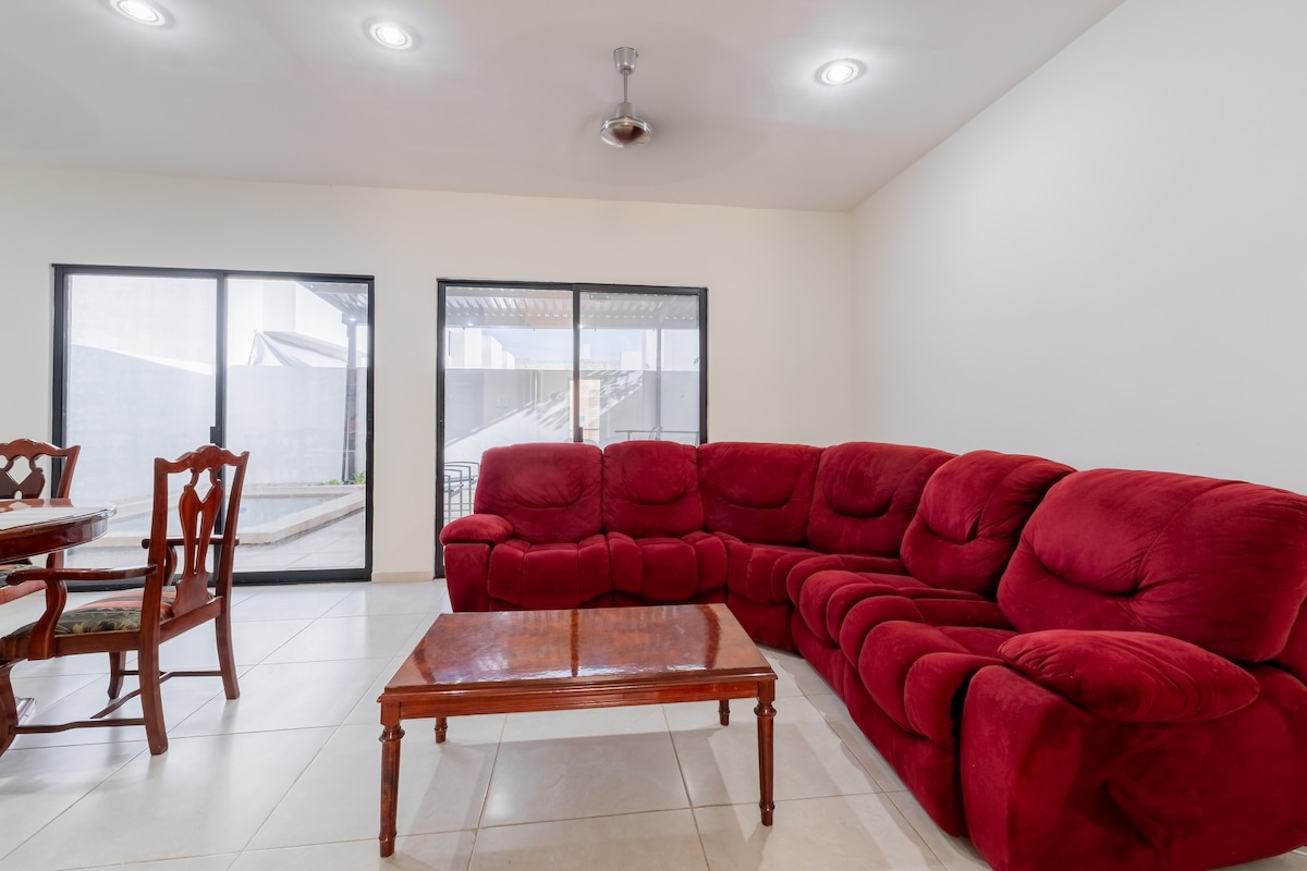 Anuncio de Airbnb popular: Luxurious House: 4 Bedrooms 1 Pool en Fraccionamiento Sian Kaan Iv