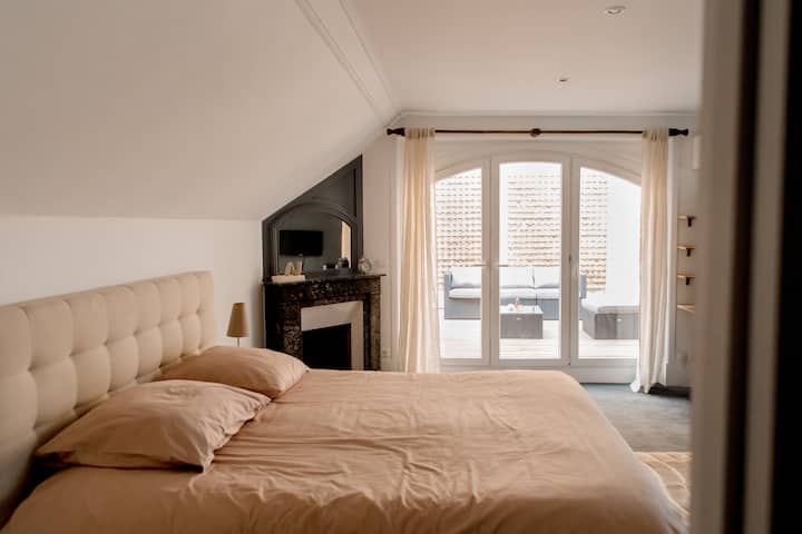 Suite con bagno adiacente e terrazza in legno privata, dotata di salotto da giardino