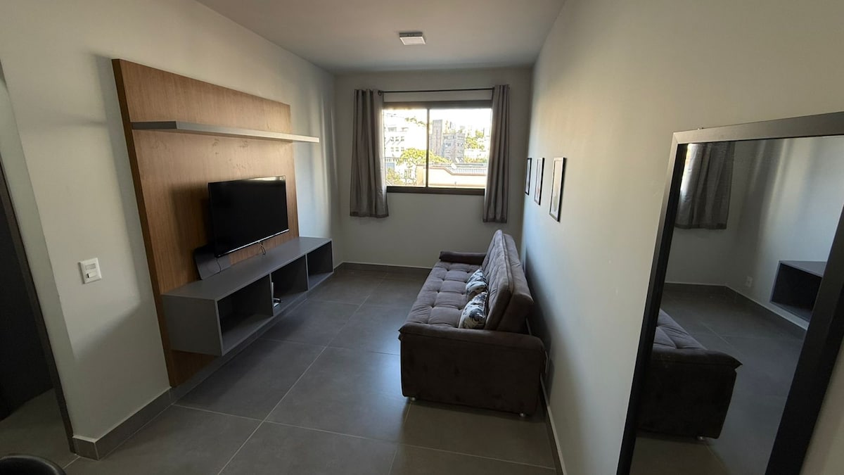Airbnb em destaque: Charming apartment on Av. do Contorno, with air conditioning and parking space! em Santa Efigênia