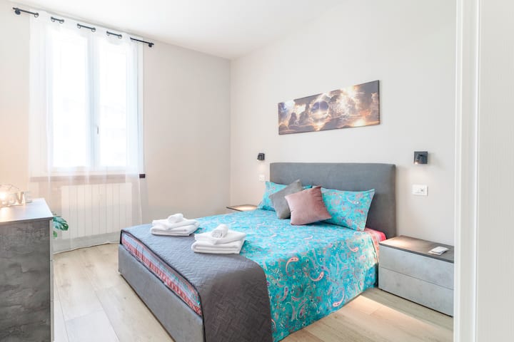 Двокреветна соба со брачен кревет (широк 150-179 см)