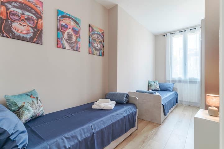 Спална соба со 2 единечни кревета + гардероба