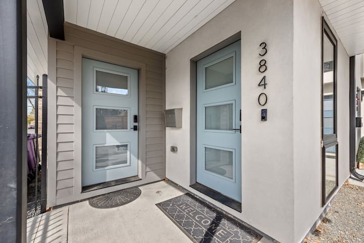 Посебен влез во приватното студио (спална соба 3) лево.