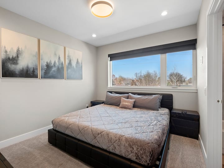 Брачен кревет (широк 150-179 см) со сопствена бања во главната куќа.