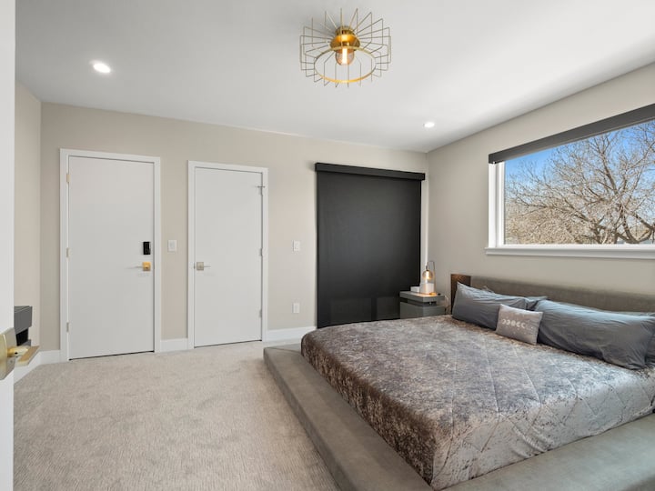 Брачен кревет (широк 150-179 см) со сопствена бања во главната куќа.