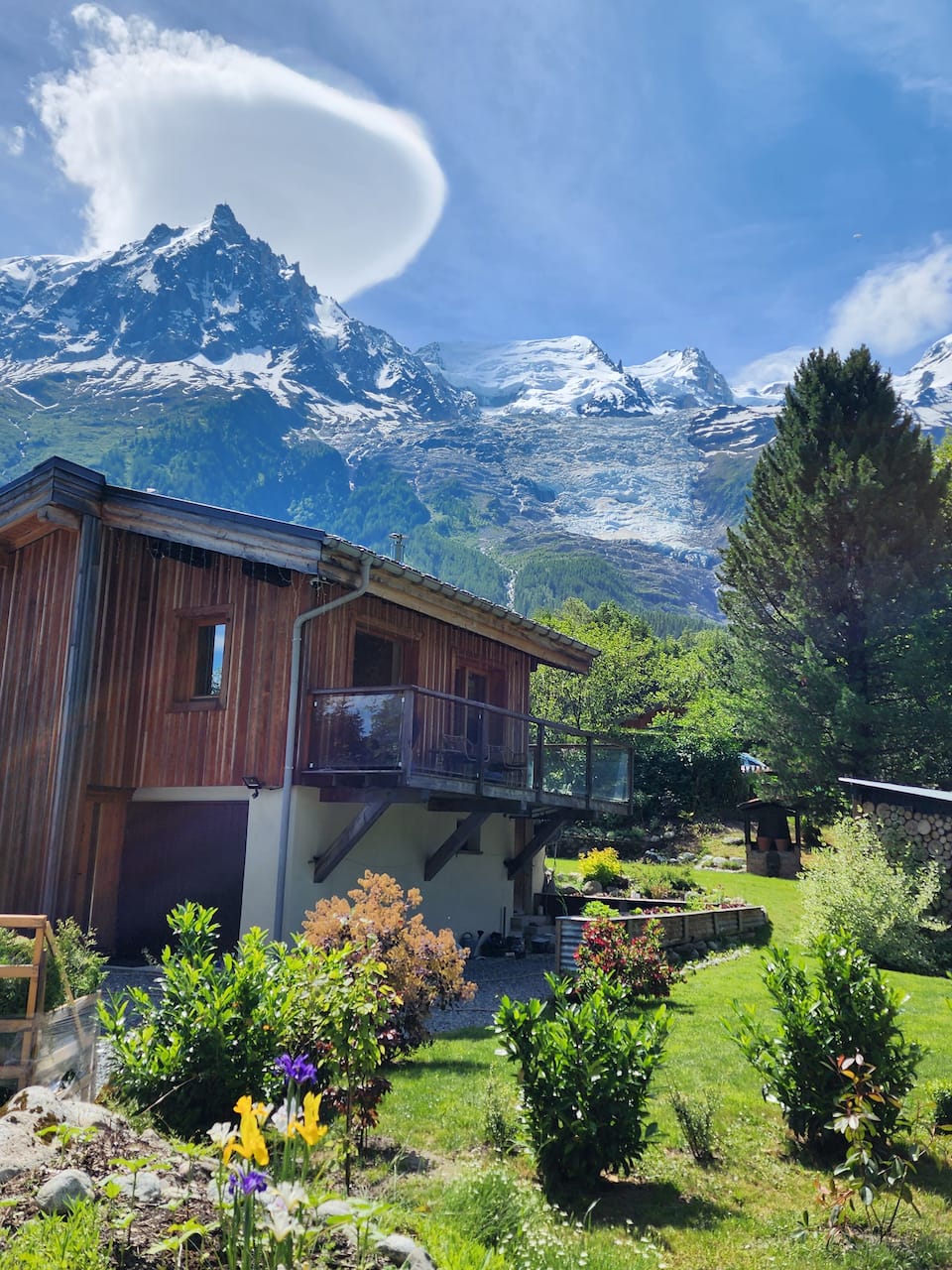 A quiet chalet facing Mont Blanc, Chamonix, Haute-Savoie, France, photo 1 of 10