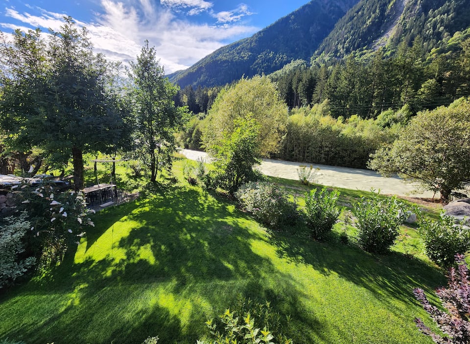 A quiet chalet facing Mont Blanc, Chamonix, Haute-Savoie, France, photo 3 of 10