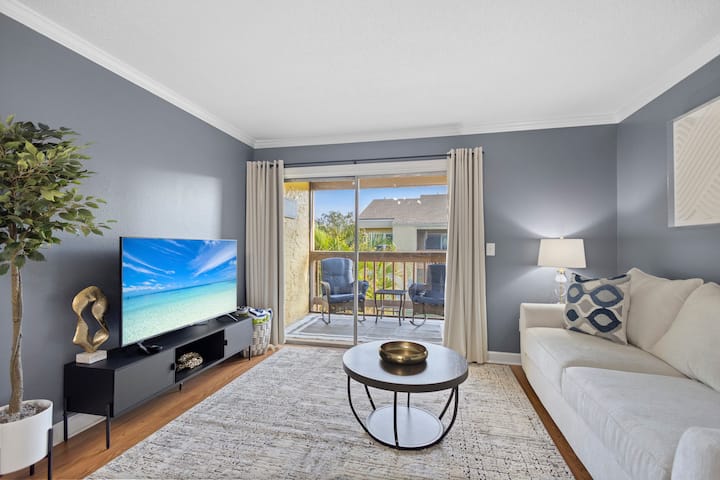 Elegant Gray 1br Condo | Heated Pool Near Siesta - Sarasota, FL
