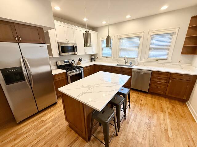 Lincoln Park – Amazing Game Room – Best Location gallery image 2