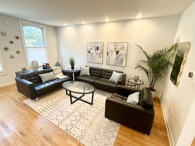 Lincoln Park – Amazing Game Room – Best Location