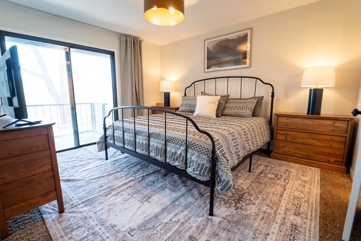 El dormitorio principal tiene una cama tamaño king California. 