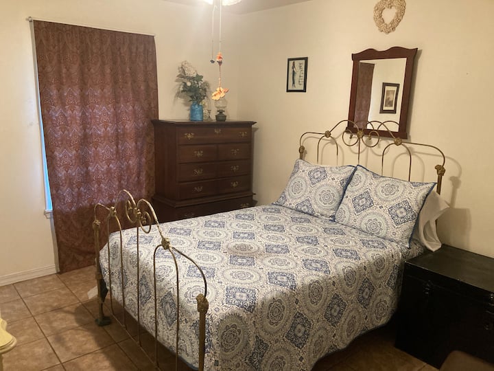 El dormitorio 2 cuenta con un marco de cama de hierro forjado de estilo vintage, iluminación suave y detalles antiguos, que combinan encanto y comodidad para una noche de descanso tranquilo.