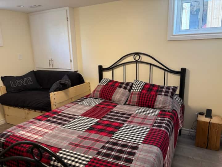 Manželská posteľ s futónom na spodnom poschodí s priamym prístupom do zadného dvora. 