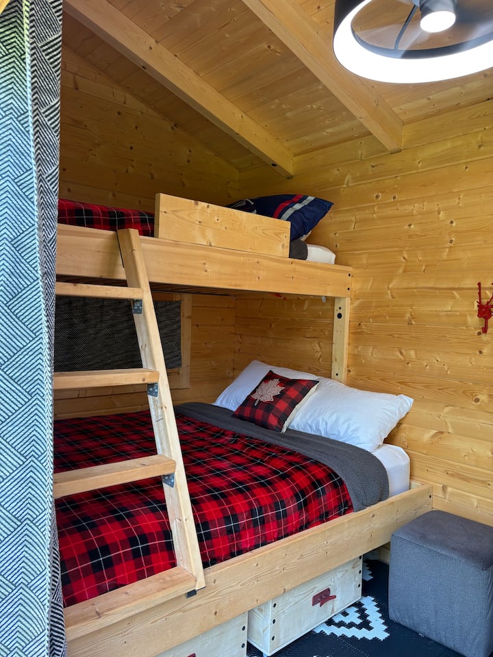 Jednolôžko na vrchu s bezpečnostnou zábradlím a manželská posteľ na spodku, v poschodovej posteli. Lôžka 1/2 v poschodovej posteli. 