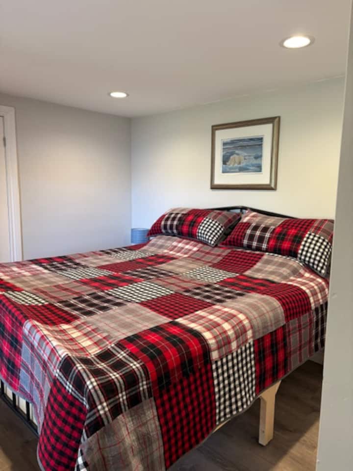 Hlavná spálňa s manželskou posteľou veľkosti King sa nachádza na spodnom poschodí. 