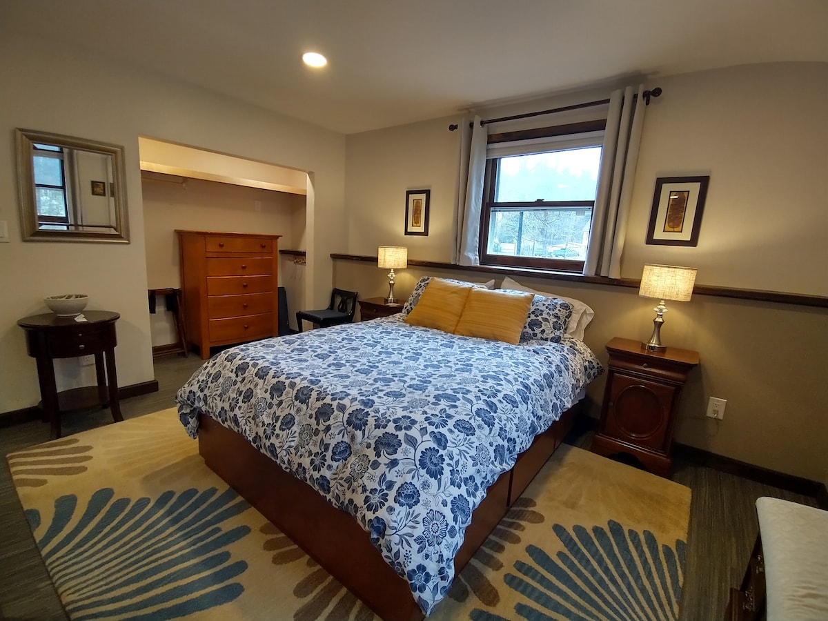 Un matelas moelleux et un surmatelas en mousse à mémoire de forme, et non visible sont les tiroirs sous le lit, il y a 4 tiroirs utilisables.