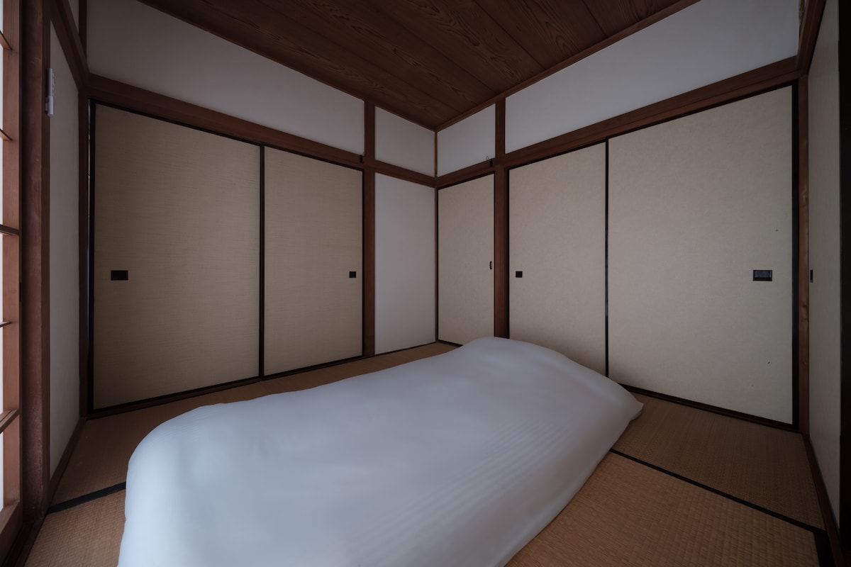 襖で仕切られた寝室です。