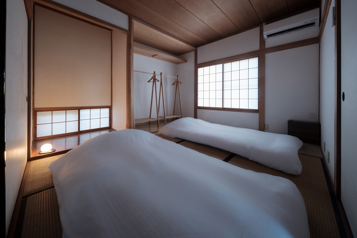 畳の上に布団を敷いて寝ていただく寝室となっております。