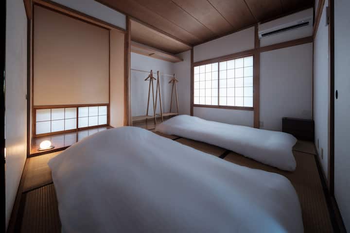 畳の上に布団を敷いて寝ていただく寝室となっております。