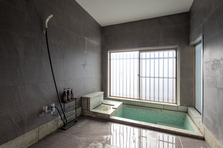 広々としたお風呂は温泉をお楽しみいただけます。