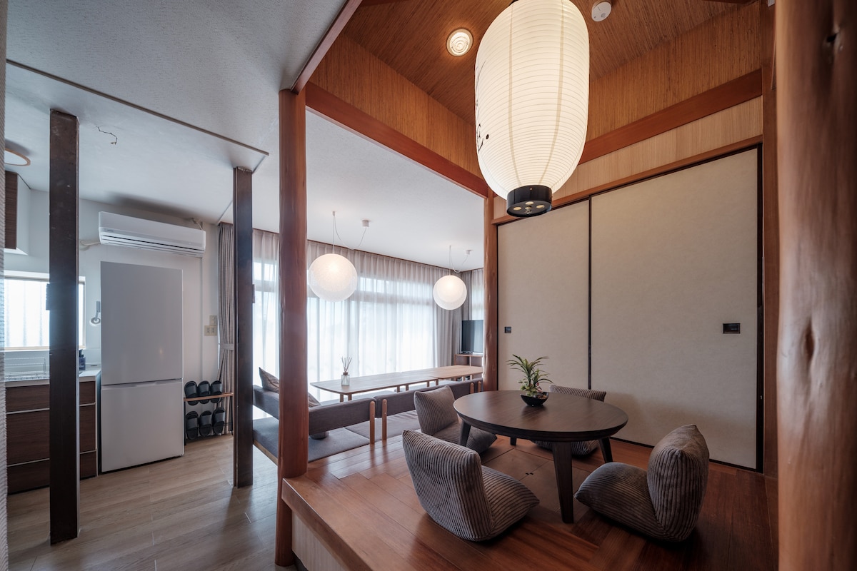 和モダンな雰囲気のリビングとなっております。
大きいソファーのダイニングと、ちゃぶ台を囲んで座れる場所もございます。