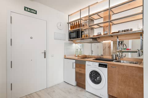 Popular Airbnb listing: Beautiful, cozy, bright studio 15 min from Sol in Centro