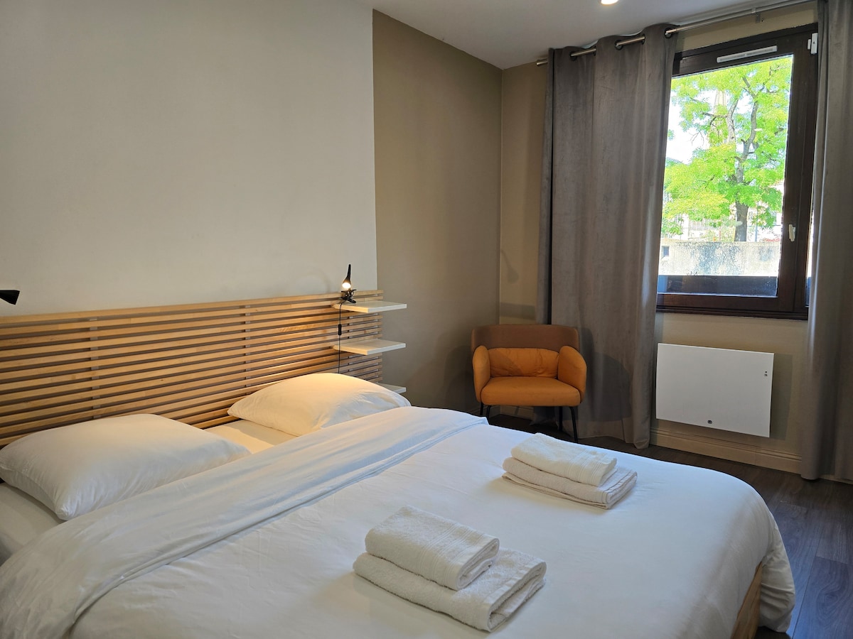 غرفة نوم بسرير مزدوج ومخزن وخزانة ملابس
كرسي بذراعين، مرآة 