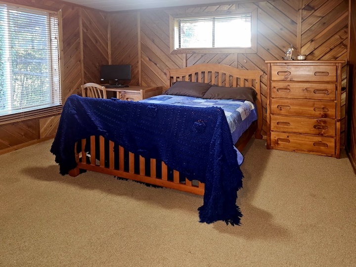 Спалня 2 на основния етаж включва голямо легло, скрин с 5 чекмеджета за съхранение по време на престоя ви и бюро.