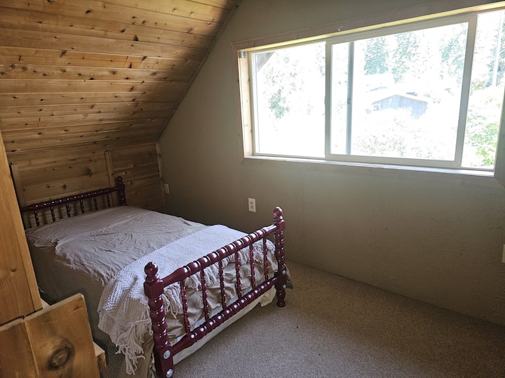 В тази компактна бонус стая има единично единично легло с изглед