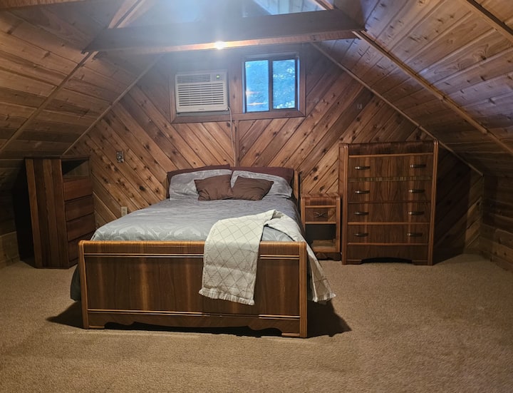 Спалня 3 в лофта включва голямо легло, нощно шкафче и скрин с 4 чекмеджета за съхранение на дрехи по време на престоя ви. Климатик, ако е необходимо, за да се поддържа това помещение приятно и прохладно през цялото лято.