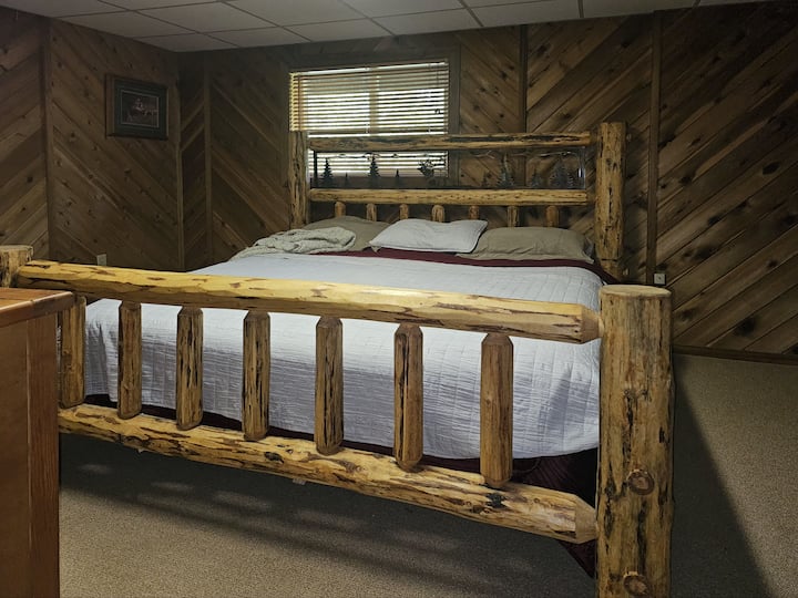 Спалня 1 на долния етаж разполага с двойно легло king size с дървена рамка