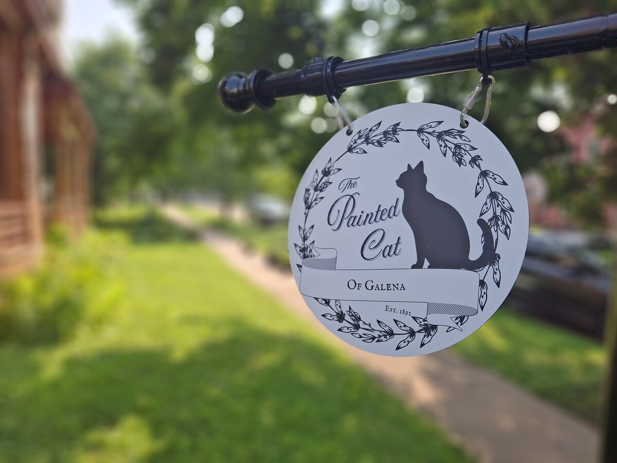 The Tabby Room at The Painted Cat Bed & Breakfast - Bed and breakfasts for  Rent in Galena, Illinois, United States - Airbnb