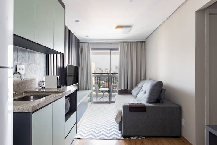 סביבה מודרנית ונעימה בלב העיר — אידיאלית לארוחות מעשיות ולרגעי מנוחה.